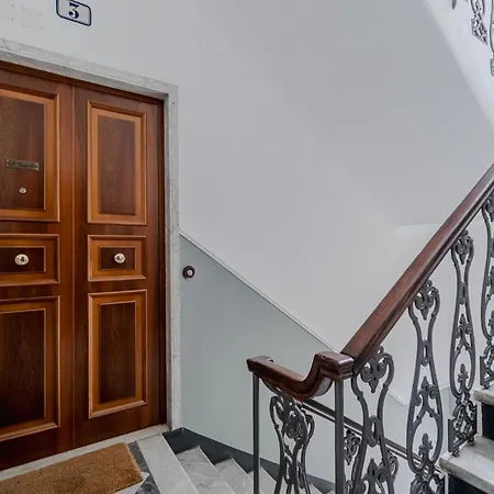 Apartman Guesthost - Classy Flat With Terrace Near Corvetto