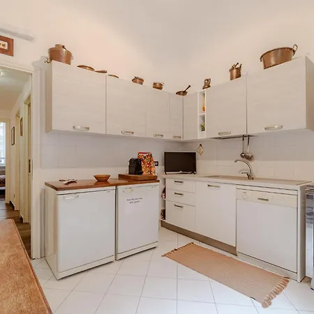 Guesthost - Classy Flat With Terrace Near Corvetto Genua