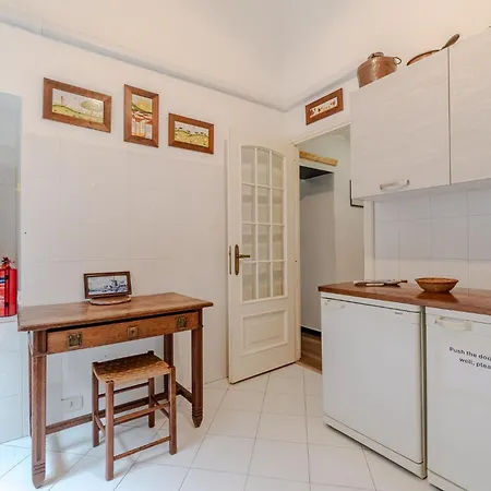 Lägenhet Guesthost - Classy Flat With Terrace Near Corvetto Genua