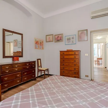Lägenhet Guesthost - Classy Flat With Terrace Near Corvetto