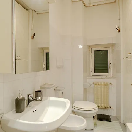 Lägenhet Guesthost - Classy Flat With Terrace Near Corvetto Genua